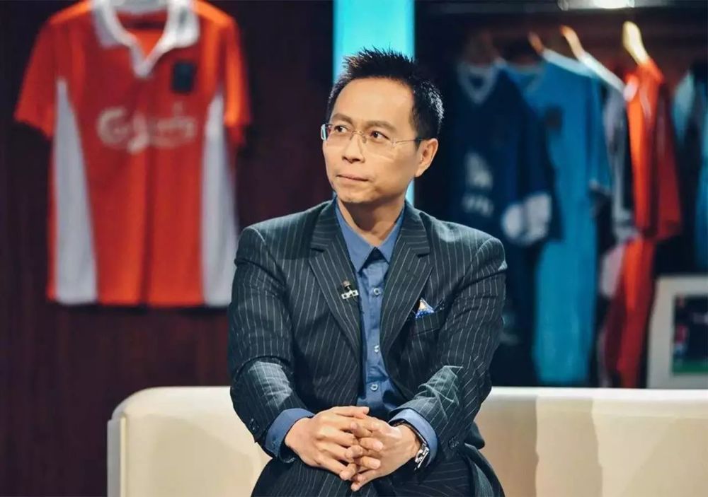 巴德尔只觉得自己脖子一阵剧痛、瞬间看到了身后的床头。